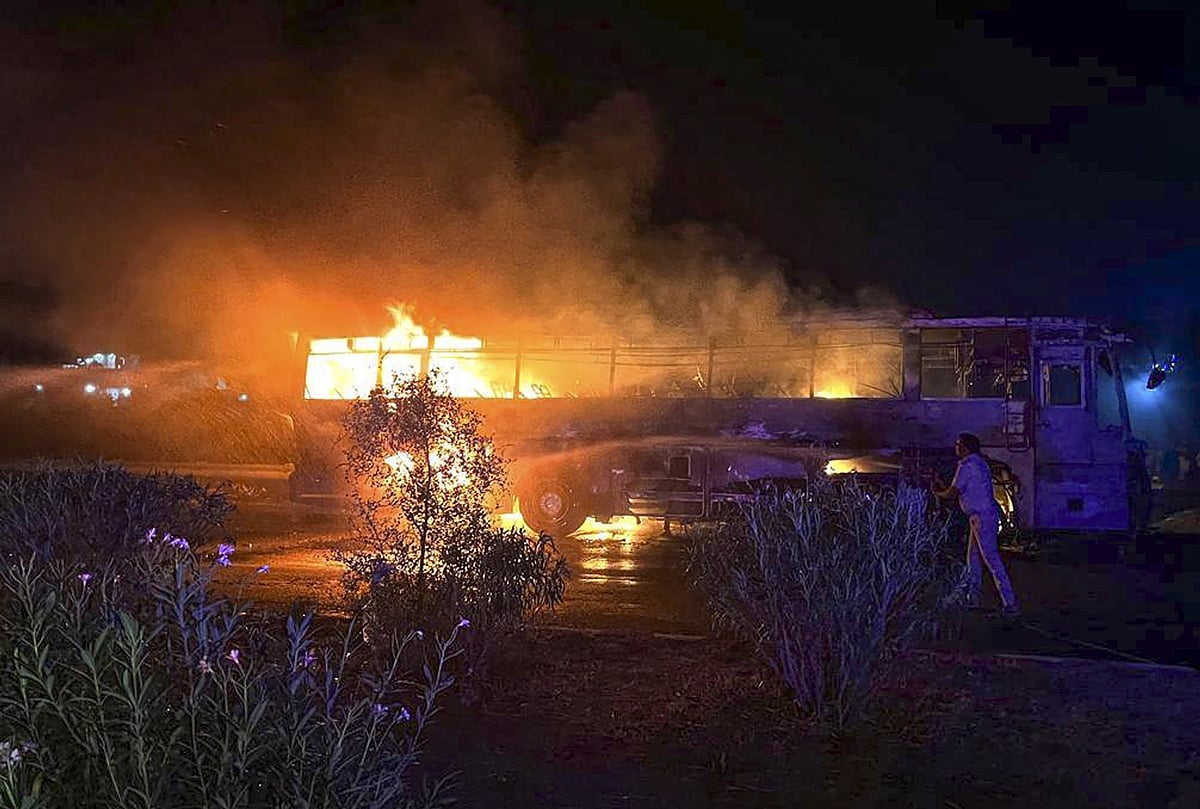 ஹரியாணா மாநிலம் நூ மாவட்டம் டாரு அருகே சாலையில் கொண்டிருந்த சுற்றுலாப் பேருந்த சனிக்கிழமை அதிகாலை திடீரென தீப்பிடித்து எரிந்ததில் எட்டு பேர் உயிரிழந்தனர் மற்றும் இருபது பேர் காயமடைந்தனர்.